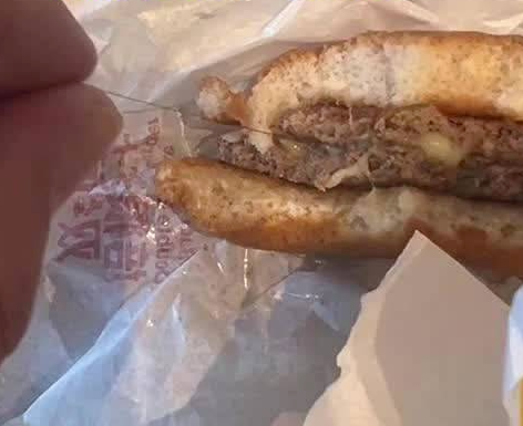 消费者在汉堡里吃出毛发，索要千元赔偿遭拒，麦当劳总部尚未回应