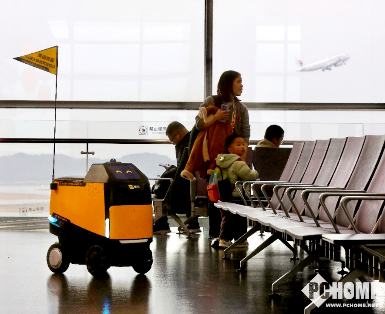 美团“小黄蜂+小美”落地南京机场：华东机场首推机器人配送