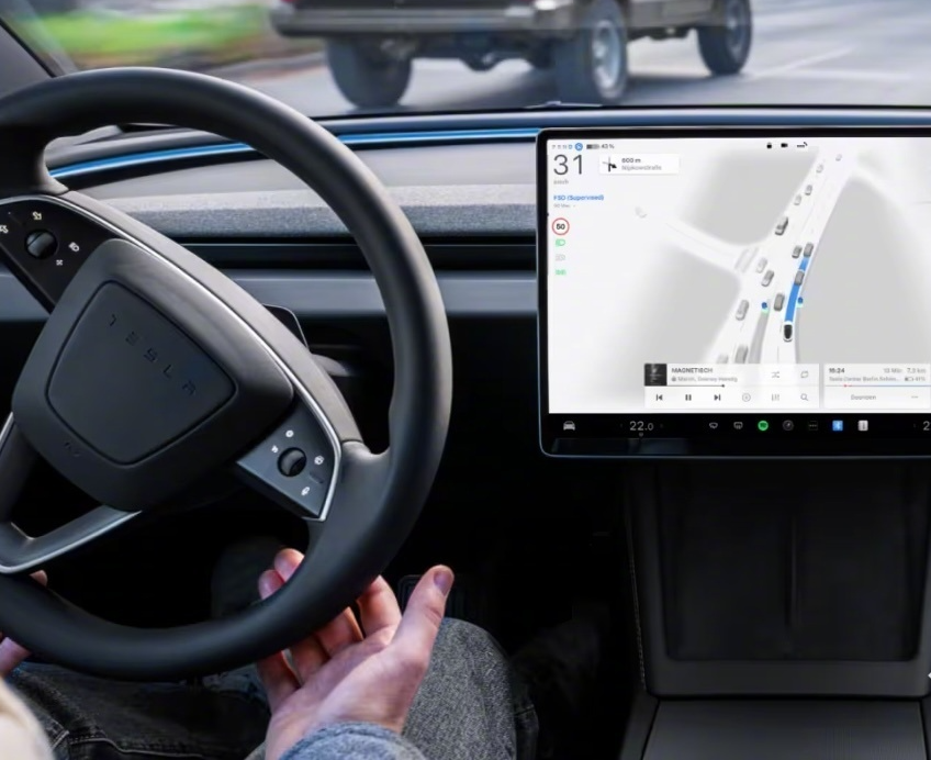 特斯拉自动驾驶可识别交警手势，马斯克发文确认功能落地