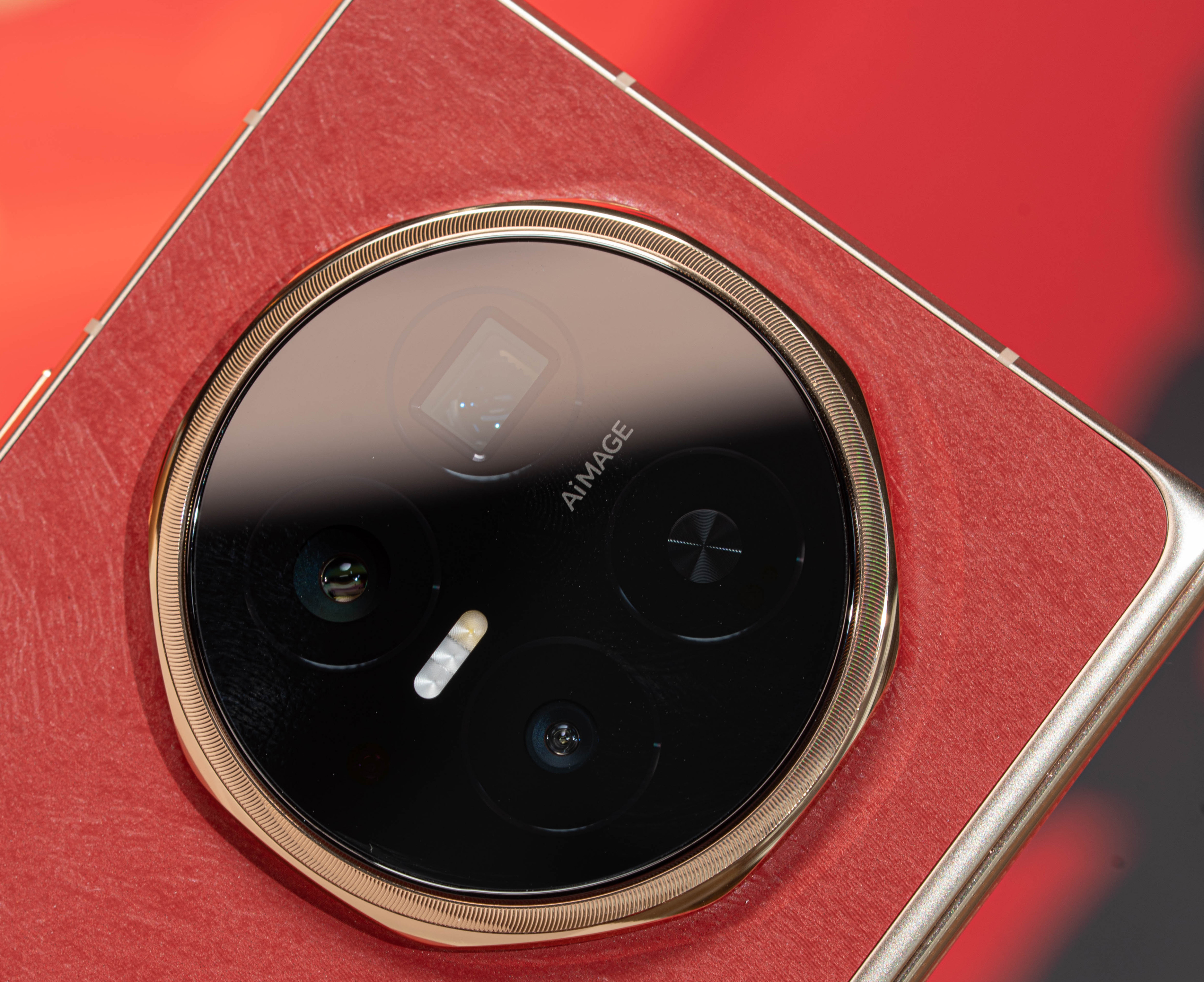 荣耀Magic V6官宣赤兔红配色：兼具防水耐刮特性，3月1日全球首发