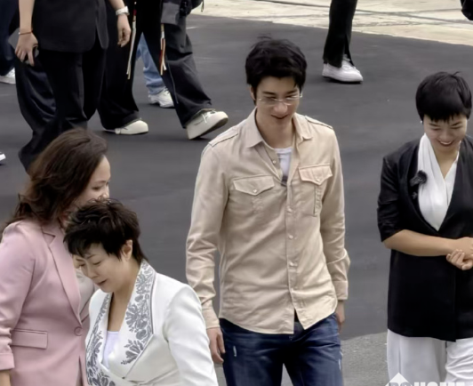 王力宏到访比亚迪总部，深度体验仰望U9、方程豹等车型