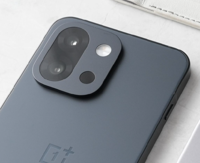 一加高管曝光一加15T正面照：拥有物理极窄四等边