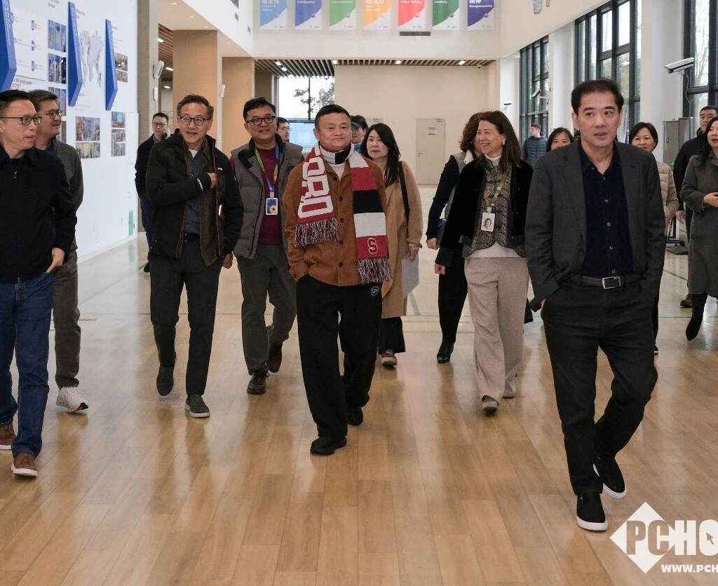 马云携阿里蚂蚁核心管理层齐聚云谷学校，聚焦AI与教育融合