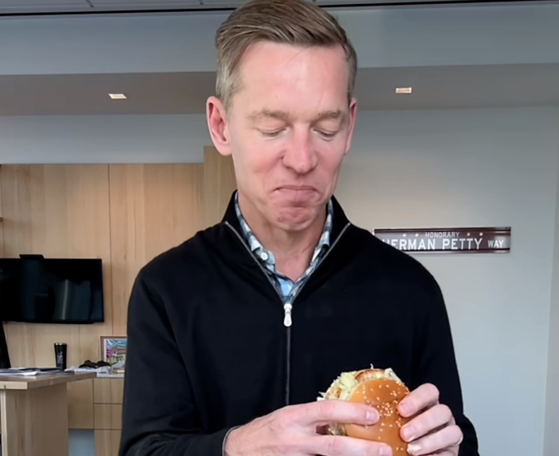 麦当劳CEO试吃汉堡被指假吃：表演式进食无吞咽动作