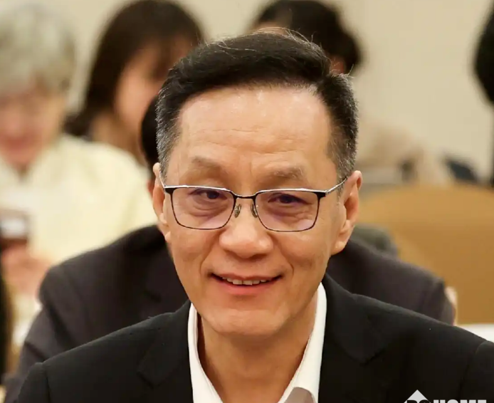 冯远征谈AI文艺创作：AI演不出有温度的角色，真人情感不可替代