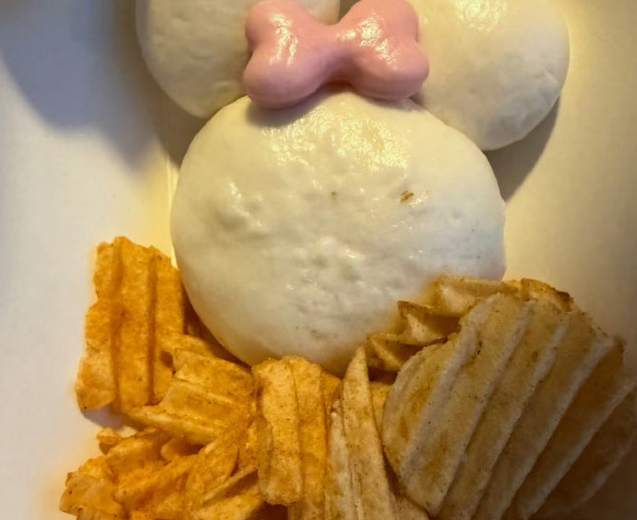 上海迪士尼“米妮蒸包”售价70元引争议，网友吐槽明明可以抢