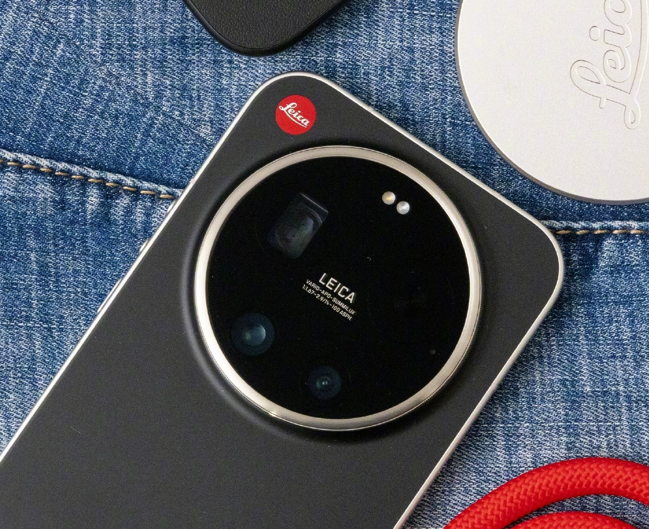 小米手机2025年出货量为1.65亿部，平均售价为1128.7元