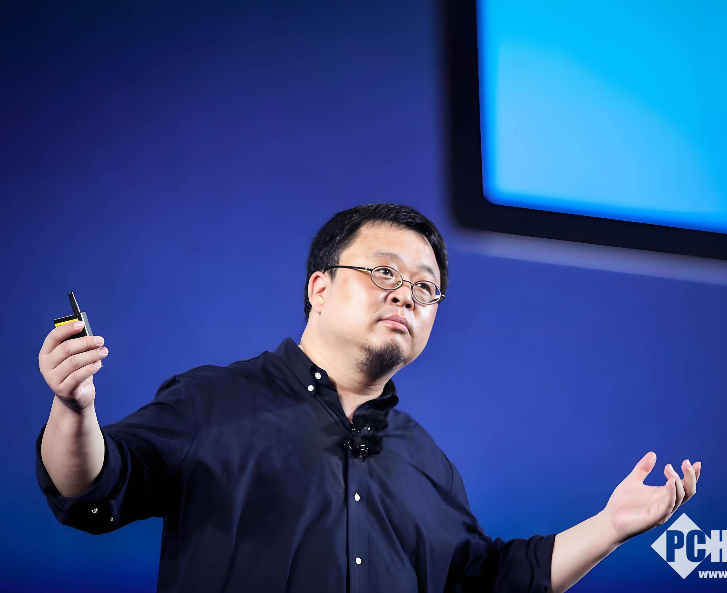 罗永浩回应杨笠上播客掉粉质疑：我是她的铁粉