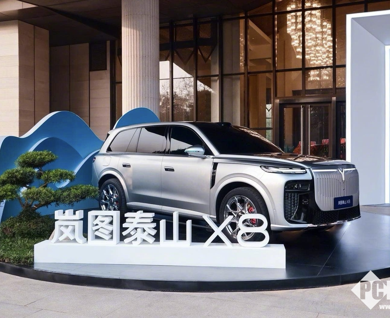 首搭华为双15.6英寸屏，岚图泰山X8重新定义智能座舱交互