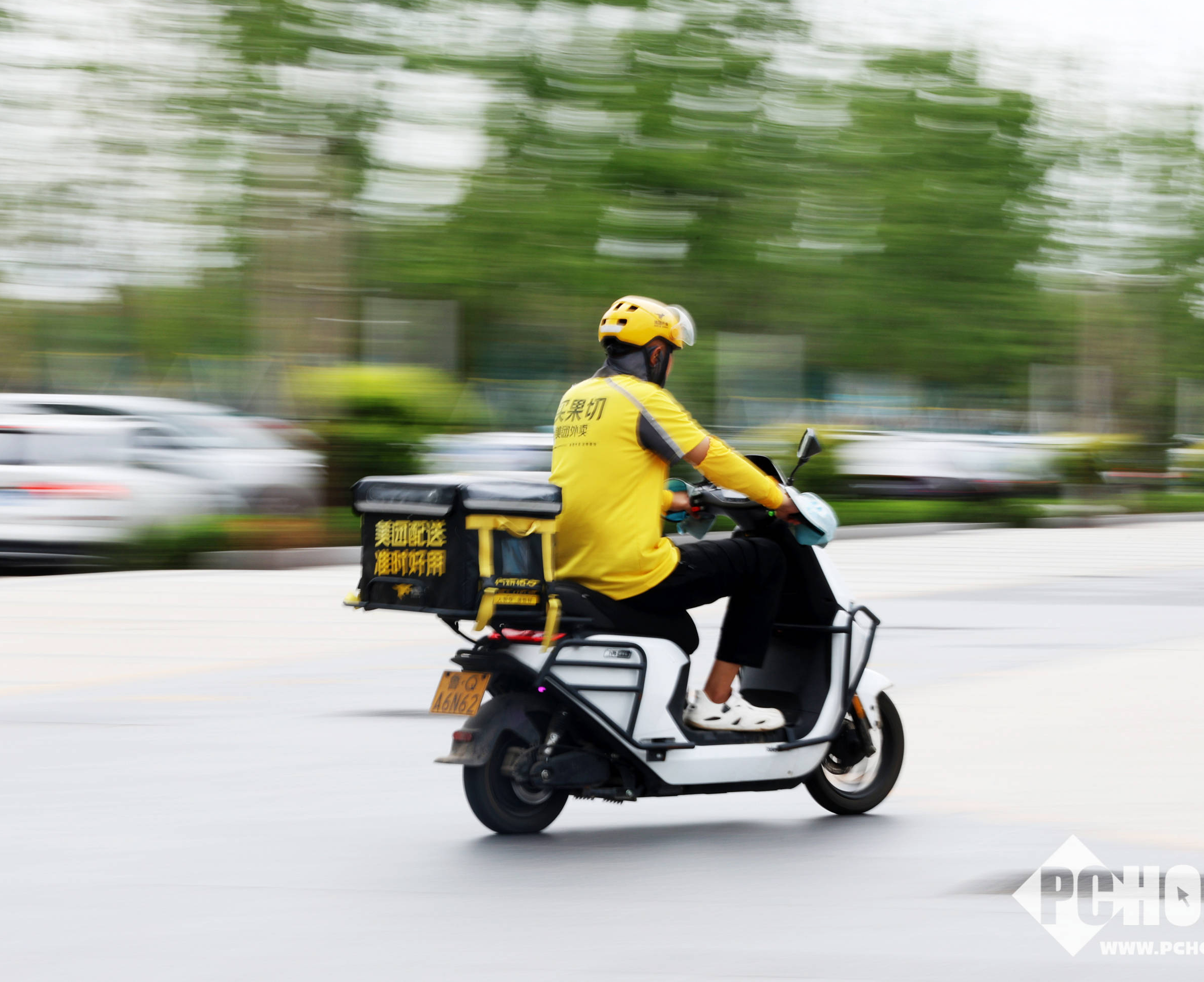 北京推出全国首个全链路餐饮共治机制，骑手随手拍可举报奖励