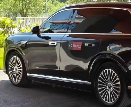 2026款问界M9无伪装实车曝光，焕新尊界同款星光门把手