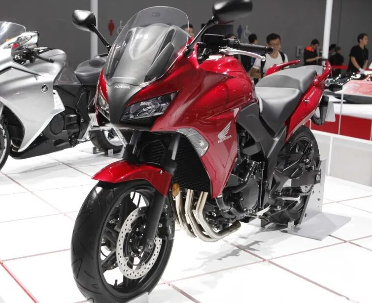 荣耀与张雪机车官宣合作，成WSBK首席战略合作品牌