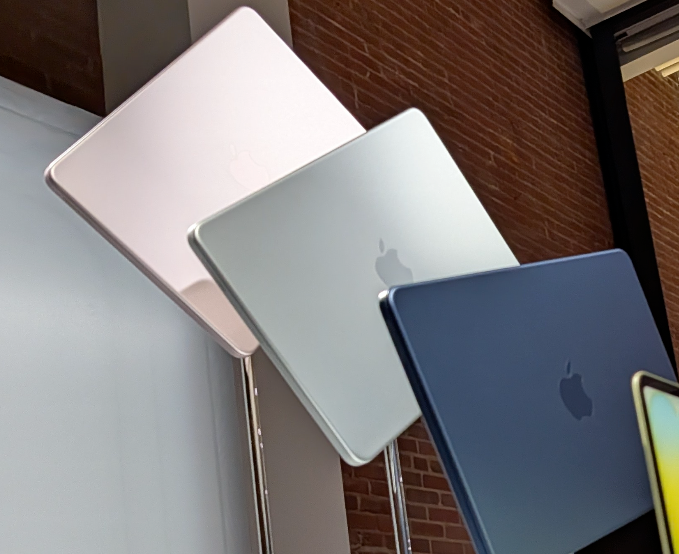 外媒称苹果明年推新款MacBook Neo：搭载A19 Pro芯片，12GB内存