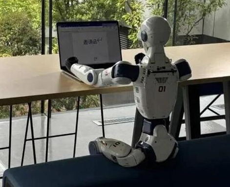 网传宇树与阿里达成出海战略合作，最新款机器人R1现身西溪园区