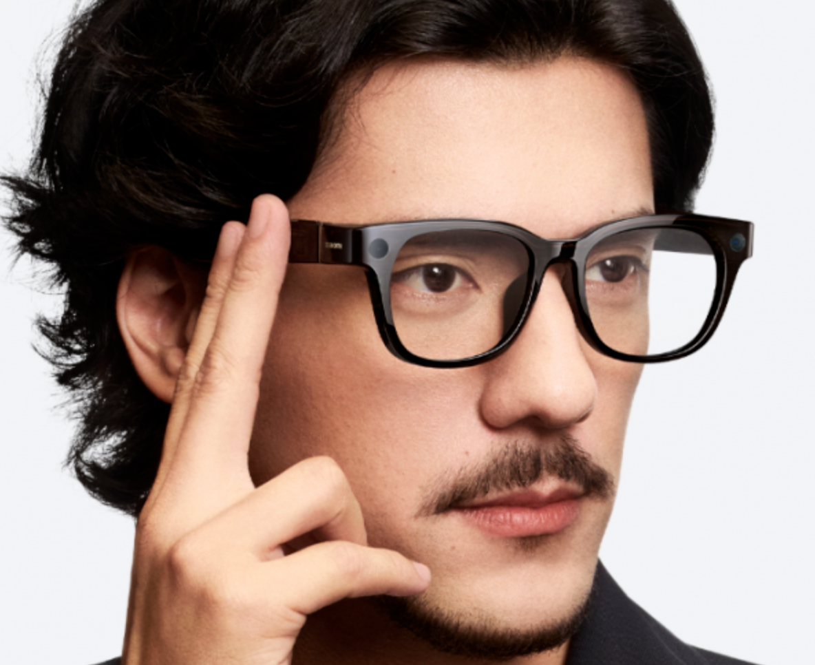 2025年中国智能眼镜销售量为145万台，同比增长211%