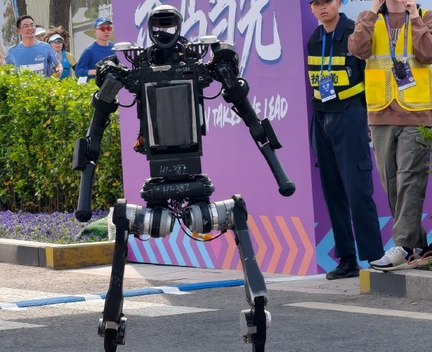 宇树H1机器人半马终点失控摔倒，工作人员担架抬离