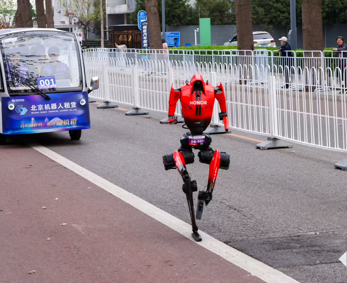 荣耀“闪电”机器人核心研发工作半年内完成，破人类半马纪录