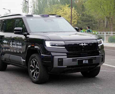 全球首场人形机器人马拉松开跑，比亚迪方程豹成护航车辆