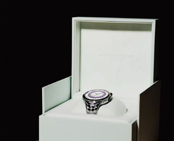 华为首款珠宝智能腕表发布：99颗天然钻石加持，售价3万元