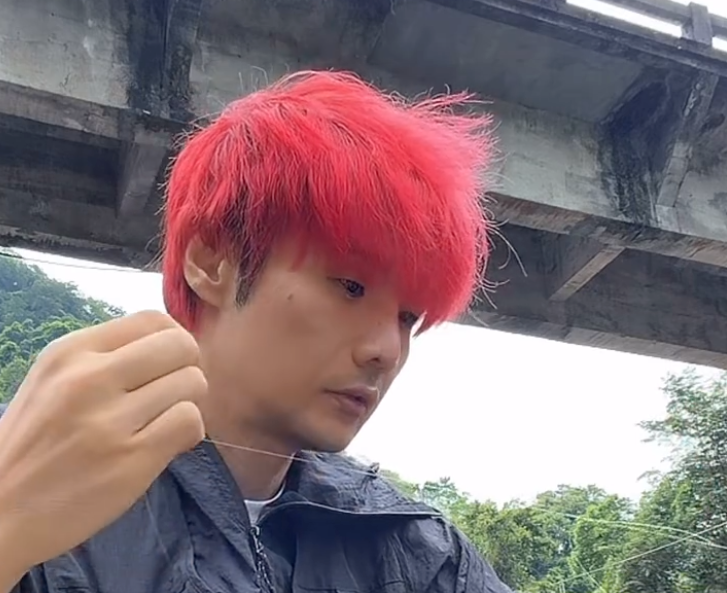 李荣浩直播钓鱼时手机掉入水中，超10万网友共同见证