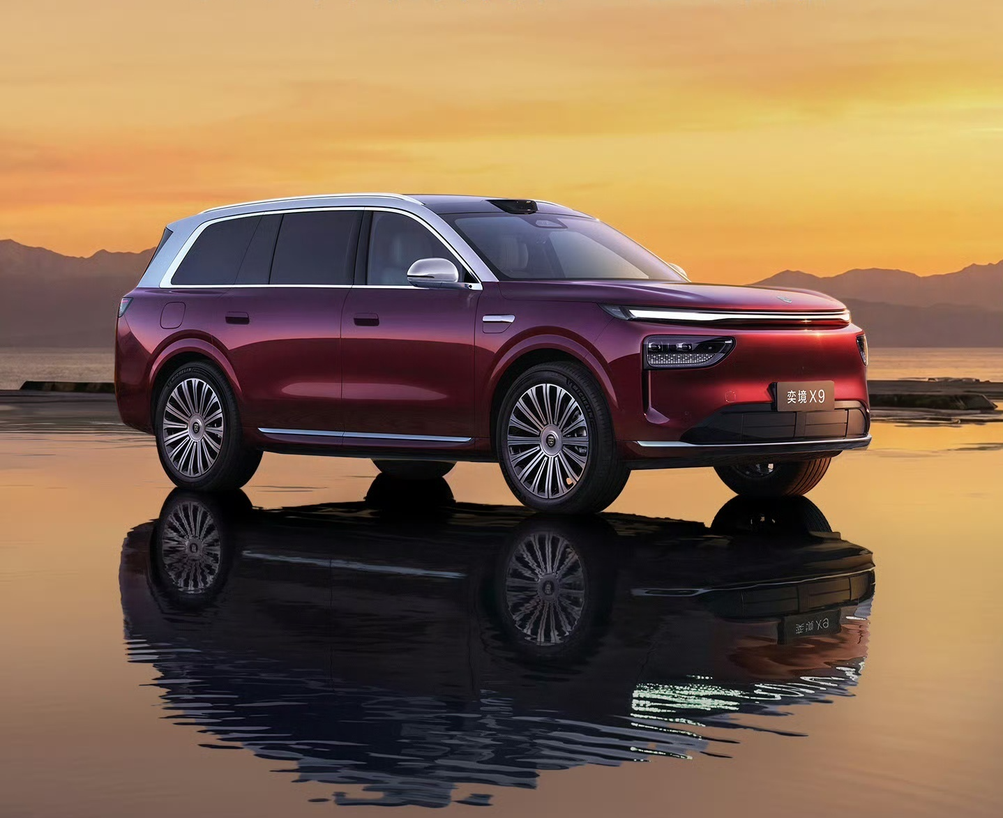 奕境X9亮相北京车展：首发吸顶柔光屏＋鸿蒙座舱，预售价38万