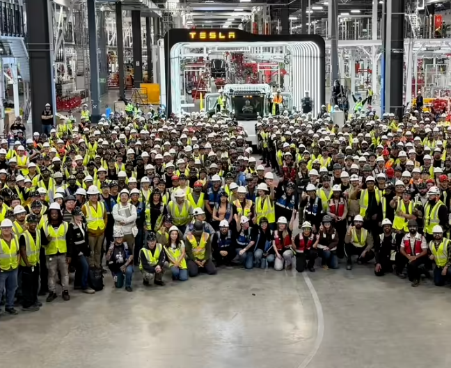 特斯拉Semi电动卡车首辆量产车下线：满载37吨，续航523公里