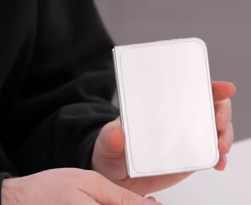 苹果折叠屏iPhone Ultra机模再曝，展开后形态酷似iPad mini