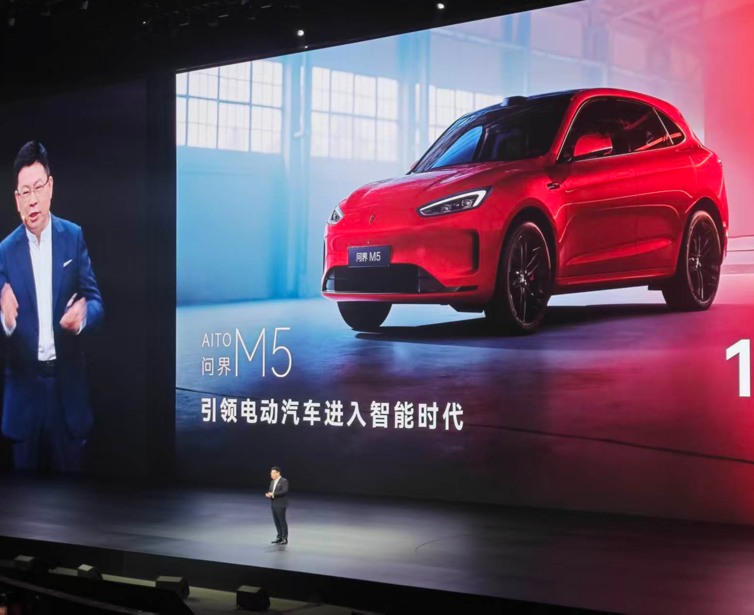 华为余承东表示鸿蒙智行问界M5累计交付超15万，明年秋季将换代