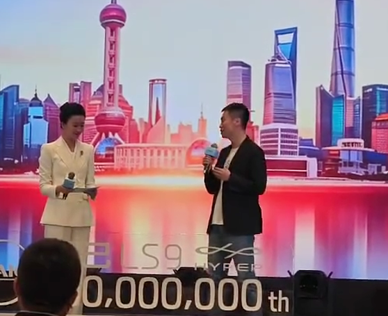 上汽集团全球第一亿位用户正式交车，成为中国首个“亿级车企”