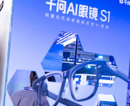 千问AI眼镜亮相BEYOND 2026：AI开始“主动服务”了