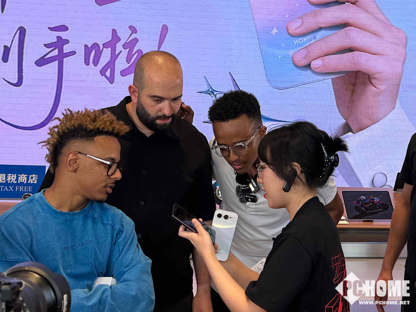 中东阿波哥打卡荣耀旗舰店 点赞中国AI科技实力