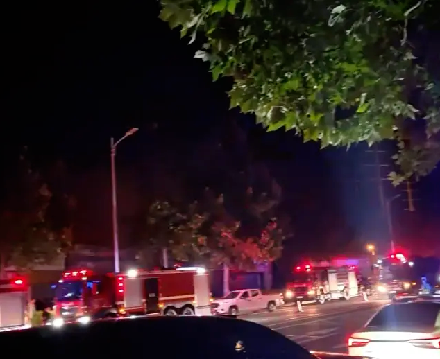 网传山东一辆小鹏汽车充电突发爆燃，事发时车内无人