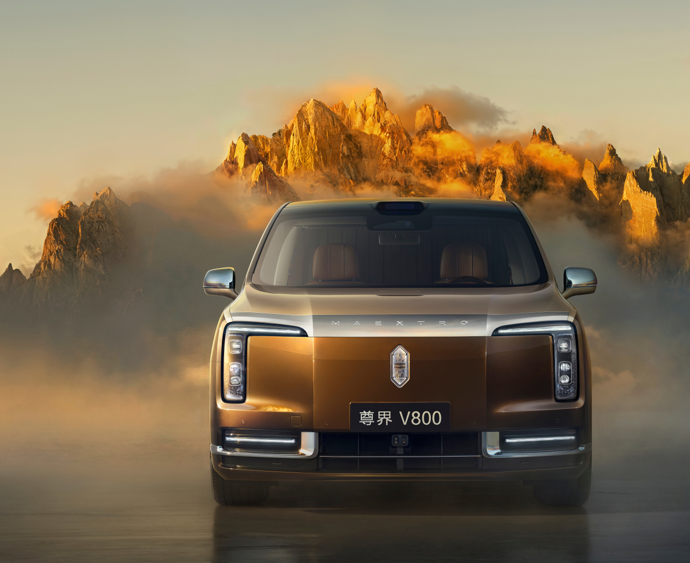 尊界V800超高端MPV官图发布：巨型发光车标+全新像素尾灯，Q4发布