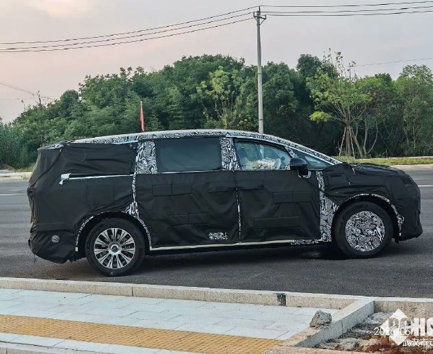 享界MPV路试谍照曝光：轮毂已公开车标，延续家族设计风格