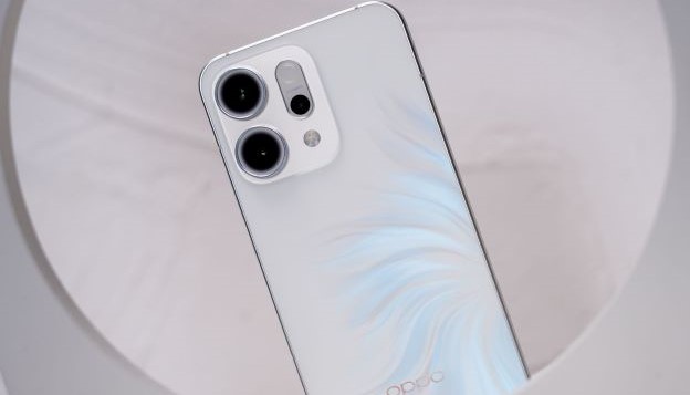 OPPO Reno 14「人鱼姬」图赏：首创流光幻影 仿佛鱼尾自由摆动