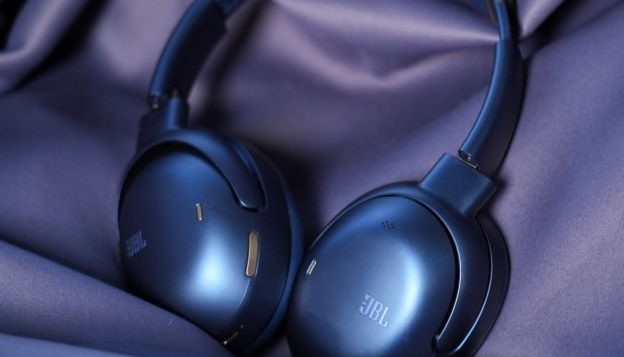 JBL TOUR ONE M3音乐头等舱体验： 满足无损音频传输需求