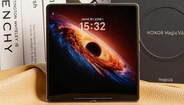 荣耀Magic V6旭日金：多重纹理 史诗级折痕控制
